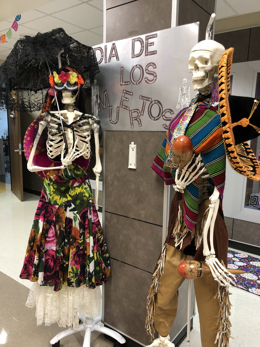 gmsnelsonart's tweet photo. Dressing a skeleton IS in my job description! @Griffin_MS https://t.co/q5biKDe5Oc