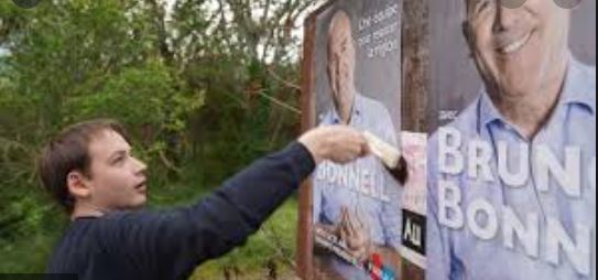 Frakki5's tweet photo. @BrunoLeMaire #1seniorsanssolution FORMES @pole_emploi SANS EMPLOI JAMAIS RECRUTES depuis @LaREM_AN @Renaissance_UE #natalieloiseau(GUD) #ambroiseméjean @JeunesMacron @murielpenicaud @Elisabeth_Borne 🥕🤮😱 @RTLFrance @Charlie_Hebdo_ @FigaroPolitique @MLP_officiel @J_Bardella @libe @GJaunes https://t.co/XLqJNPQL3x
