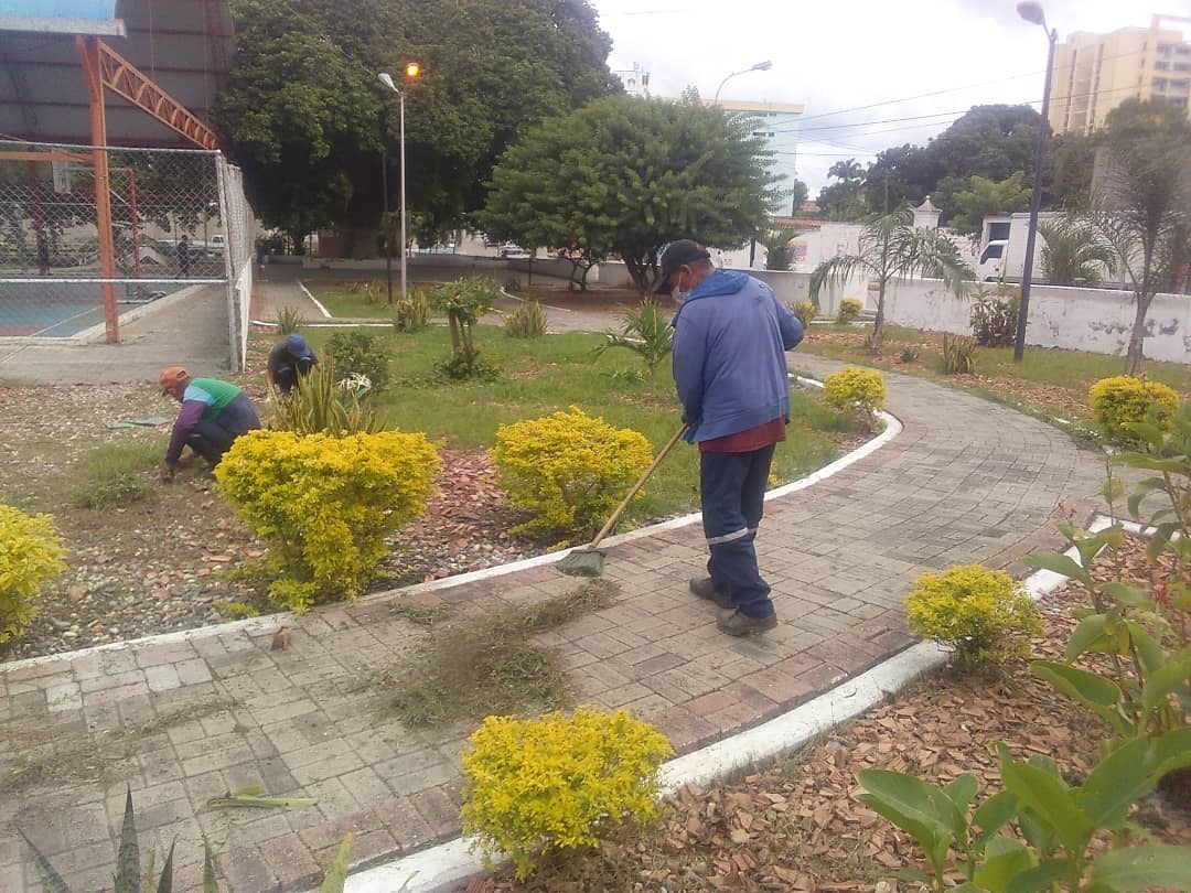 #29Oct | La Alcaldesa Mirna Vies continúa los trabajos de Limpieza, Desmalezamiento y Mantenimiento del Parque Ezequiel Bujanda, Parroquia Cabudare, a través de IMFRAVIHPAL. #JuntosYJuntasEsMásSencillo
