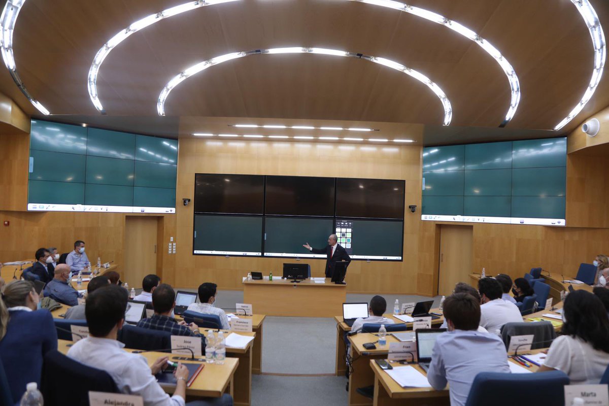 malaga's tweet photo. El alcalde, @pacodelatorrep, ha participado en las jornadas organizadas por @IISanTelmo en el marco de la visita del programa Máster Ejecutivo en dirección de Empresas a la sede de Málaga https://t.co/FiK0dYoRPl