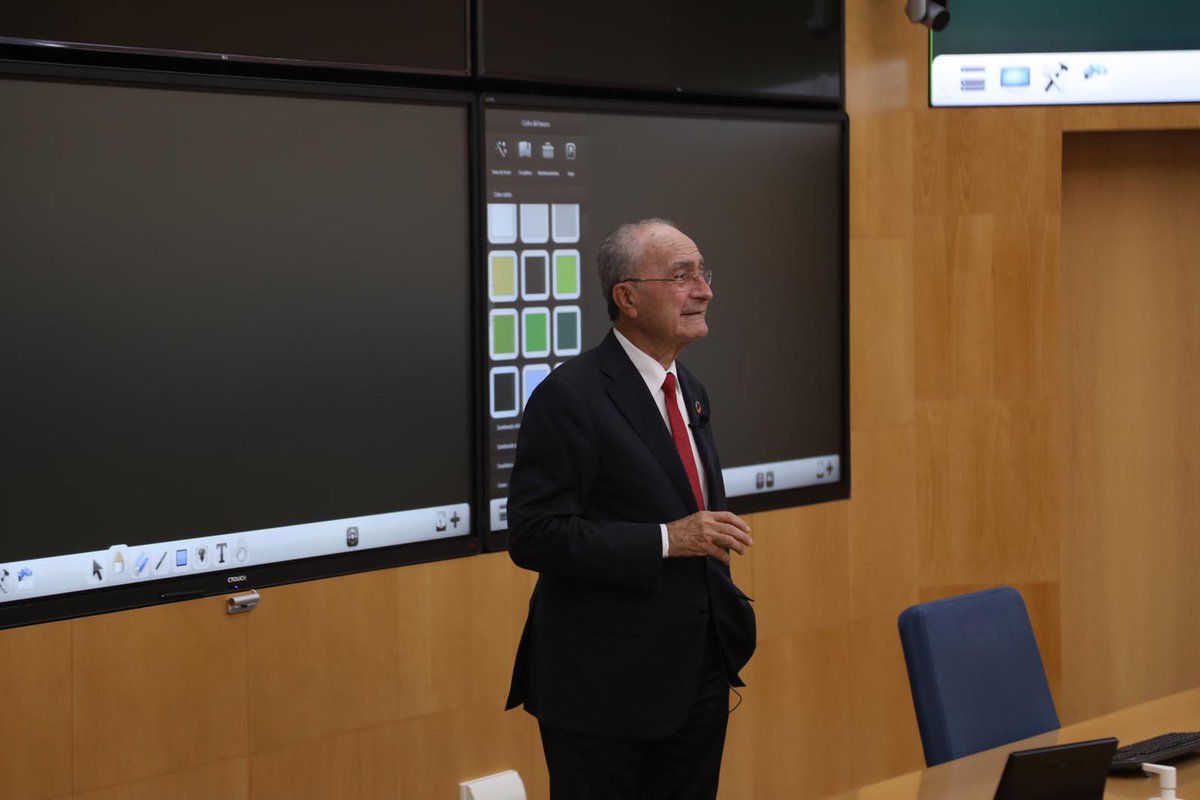 malaga's tweet photo. El alcalde, @pacodelatorrep, ha participado en las jornadas organizadas por @IISanTelmo en el marco de la visita del programa Máster Ejecutivo en dirección de Empresas a la sede de Málaga https://t.co/FiK0dYoRPl