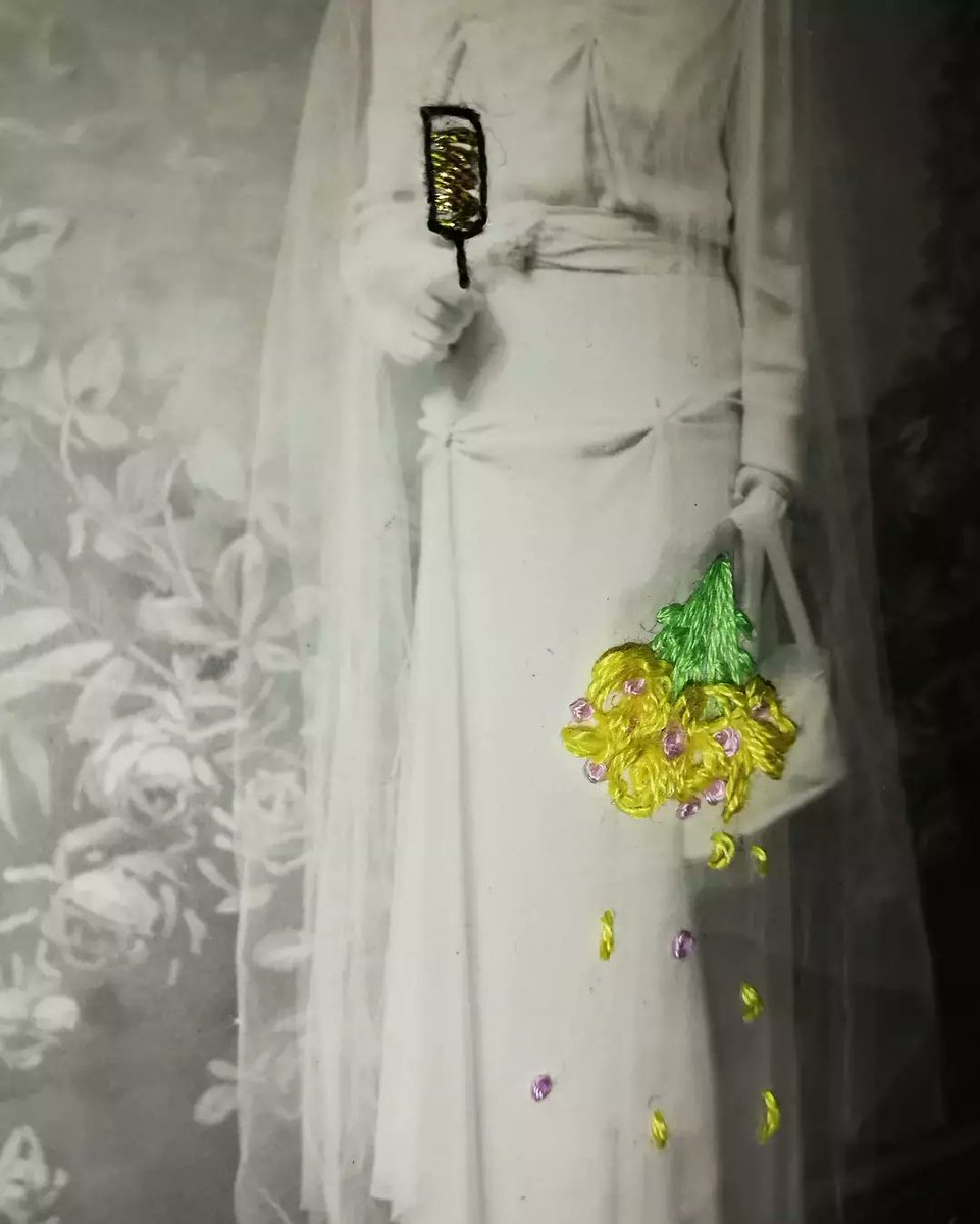 Bulle_Tine's tweet photo. DISPO 

Happy bride 🥂💐 

Broderie réalisée sur une carte postale ancienne datée de 1944, rédigée en italien (si quelqu'un arrive à la traduire je suis preneuse !). 

#embroideryonpaper #postcard #embroidery #behappy #wedding #bride #takeadrink #bloodybroderie https://t.co/2EGmRO7w9W