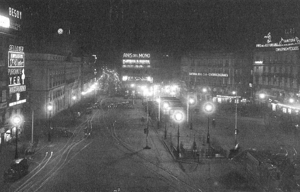 ArteEnMadrid's tweet photo. La iluminación de la Puerta del Sol en 1930

(Revista "Nuevo Mundo" #BNE ) https://t.co/STsozTs5ca