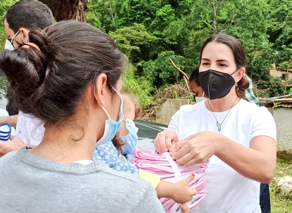 eliasayegh's tweet photo. Si ayudamos a una sola persona a tener esperanza, no habremos vivido en vano.
Esa ha sido nuestra consigna desde la #GestiónSocial en @ElHatillo; y hoy quedó más de manifiesto en nuestro recorrido por #Tusmare. #ElHatilloSolidario https://t.co/6zwpyd2EWc