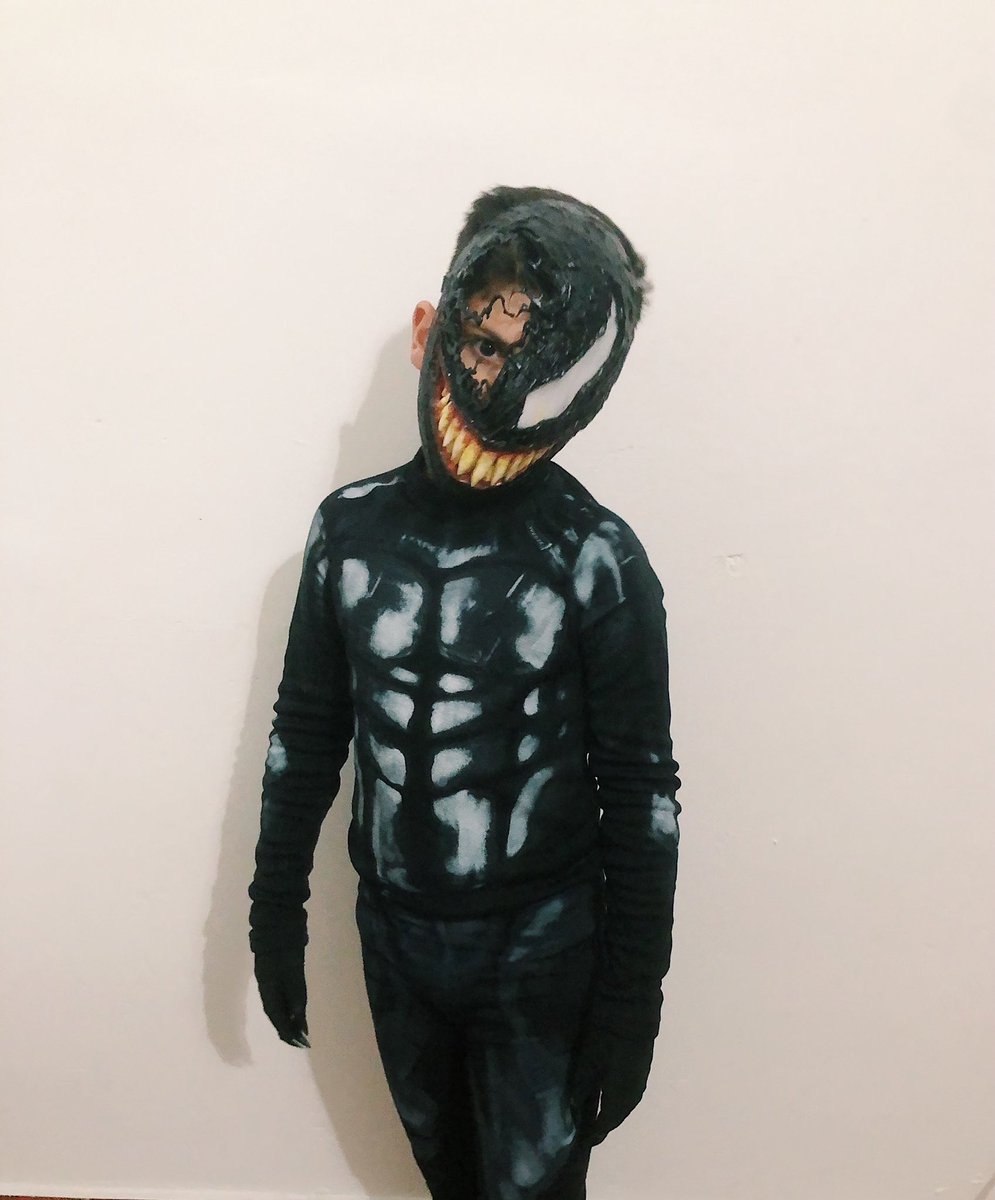 chico_queso's tweet photo. En el cole de mi sobrino hicieron un concurso de disfraces y la regla era que fuese casero. 
Me dijo: Tite me lo haces de venom? Hold my beer https://t.co/Yxxu8uke3E