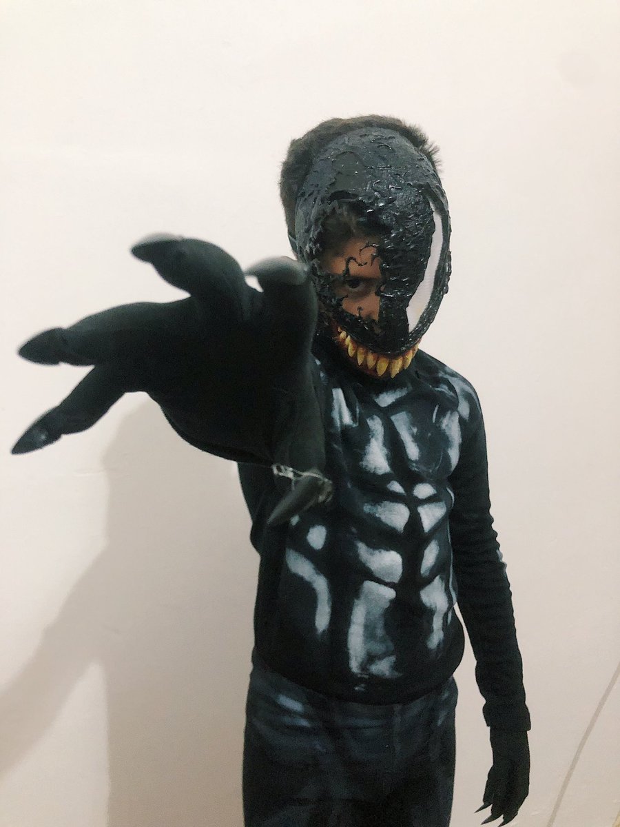 chico_queso's tweet photo. En el cole de mi sobrino hicieron un concurso de disfraces y la regla era que fuese casero. 
Me dijo: Tite me lo haces de venom? Hold my beer https://t.co/Yxxu8uke3E