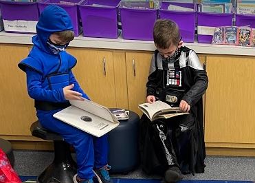JenAndersIHPS's tweet photo. All treats, no tricks in the #IHPrimary Library today! #IHPromise https://t.co/j70xh9LVA9