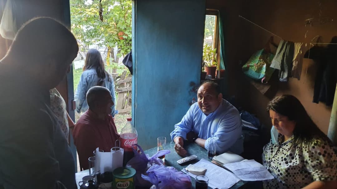QuinelemRoberto's tweet photo. En Terreno: 
En Santa Barbara.
Conociendo los problemas de la comunidad . Quedamos con tareas pendientes , prontos a volver. 
@makaweber
@arredondo_dorys
@DipCristobal
#AtreveteconKast
#atrevetechile
#AtreveteconRobertoQuiñelem
Distrito 21
Vota BD 210 https://t.co/1Z9nSCMXVe