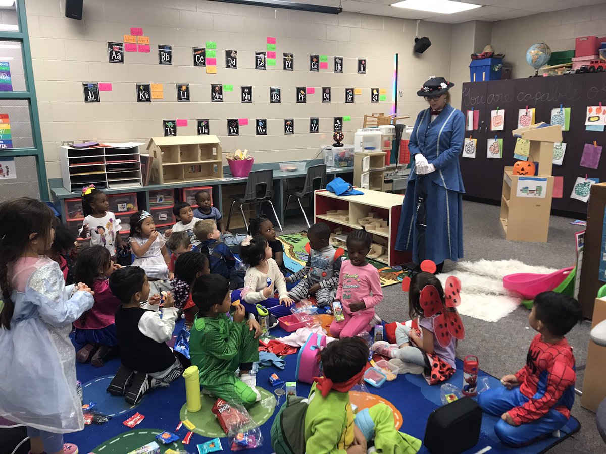 Mary Poppins… aka <a href="/Chamberlain_MBE/">Lydia Chamberlain</a> came to visit Prek! 😍 <a href="/HumbleISD_MBE/">Maplebrook Elem</a> <a href="/AveryBalutaMBE/">Avery Bushnell Baluta 💜</a> #mbeisfamily #mbebears2021