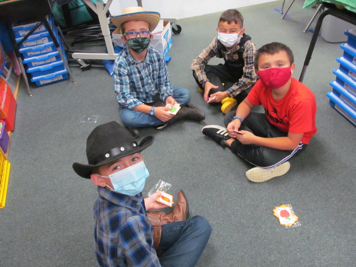 BethHalterman's tweet image. Hola!  Mrs. Jones was helping us review our Fall Spanish words 🧣and teaching us a math game with leaves🍂🍁 today.  Each week our class will have a lesson in Spanish to help us grow and learn more about our world.  You ROCK Mrs. Jones! #RESLearnLeadSucceed #LearningNewLanguages