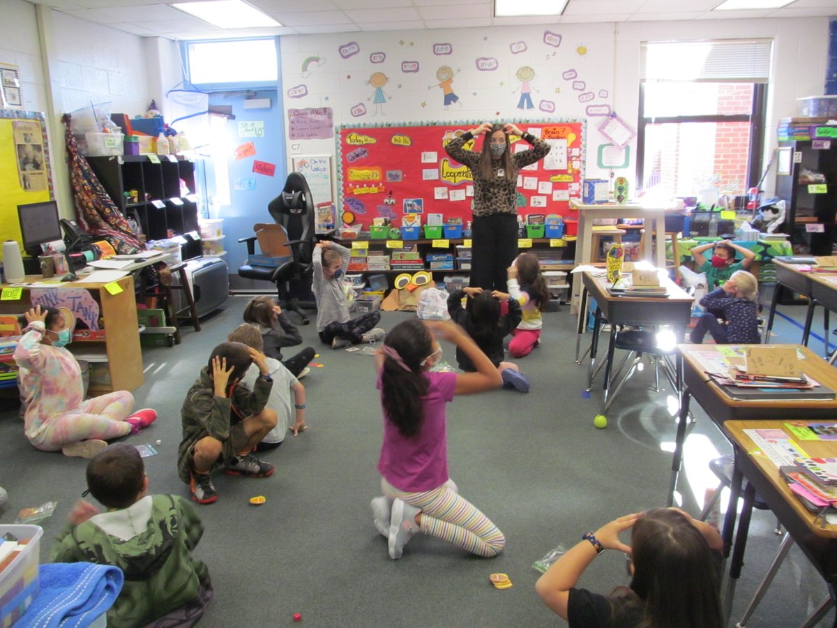 BethHalterman's tweet image. Hola!  Mrs. Jones was helping us review our Fall Spanish words 🧣and teaching us a math game with leaves🍂🍁 today.  Each week our class will have a lesson in Spanish to help us grow and learn more about our world.  You ROCK Mrs. Jones! #RESLearnLeadSucceed #LearningNewLanguages
