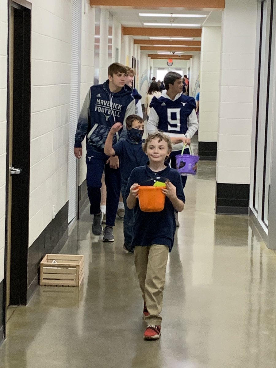 coach_Jessie's tweet photo. We had a little trick or treating fun for todayโs #ReadOptionFriday. The boys walked with the kids around the building today for all kinds of goodies! #HookEm #LoveServeCare #LEO ๐ค๐ป@darrenleach33 @nate_stecker @MaverickAD1 @BenDownsACMAVS @ACSchoolsTN https://t.co/9bi0vfP7Tn