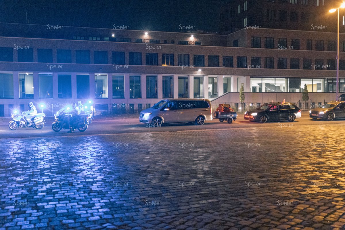 Während dem #Autokorso in #Hannover ereignete sich heute eine skurrile Situation. Während die "Freiheitsfahrer" mit ihrem Autokorso für die morgige Demonstration von "Eltern für Aufklärung" mobilisieren wollten, demonstrierten rund 10 "#Querdenker" gegen den Autokorso.