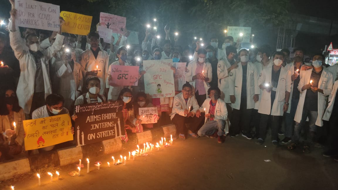 devesh11dubey's tweet photo. Candle march by intern of Aiims Bhopal.they are on indefinite strike since 2 days.#aiimsinternonstrike #nocompetentauthority @MoHFW_INDIA @mansukhmandviya @FAIMA_INDIA_ @FordaIndia @jda_ug @RDAMP_OFFICIAL @AIIMSRDA @Dr_ManishJangra @DrHareeshPathak @rda_aiims_bpl @imajdnnational https://t.co/74YyNZVYKw
