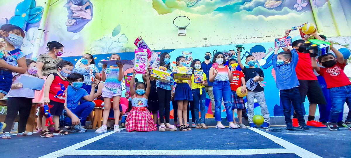 CrodriguezSV's tweet photo. ¡Este día el @imj_sansalvador junto a @GlasswingSV se realizó una tarde de juegos, quiebra de piñatas y sorpresas para niñas y niños de las comunidades La Paz y Santa Fe, en San Salvador! 🧸🪀⚽️ https://t.co/aAl6gyDgNg