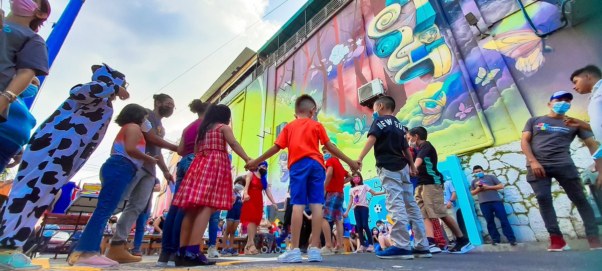 CrodriguezSV's tweet photo. ¡Este día el @imj_sansalvador junto a @GlasswingSV se realizó una tarde de juegos, quiebra de piñatas y sorpresas para niñas y niños de las comunidades La Paz y Santa Fe, en San Salvador! 🧸🪀⚽️ https://t.co/aAl6gyDgNg