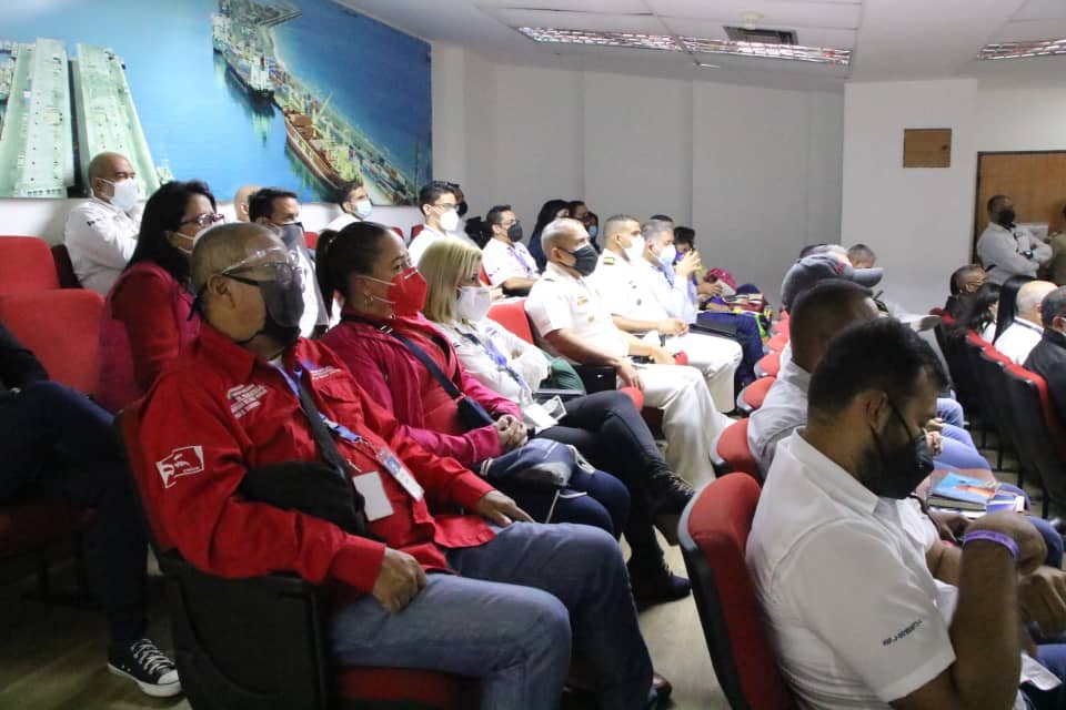 mintransporteve's tweet photo. #VenezuelaAzul ⚓ El Vicepdte. Sectorial de Obras Públicas y Servicios #VPSOPS @NestorLReverol pronuncia especial discurso durante la Plenaria del 2do. Encuentro del Sector Acuático Nacional como antesala a la #EXPOACUÁTICA2021.
@NicolasMaduro @HAbreuMRT @DiancaAstillero https://t.co/CtDZnv73GY