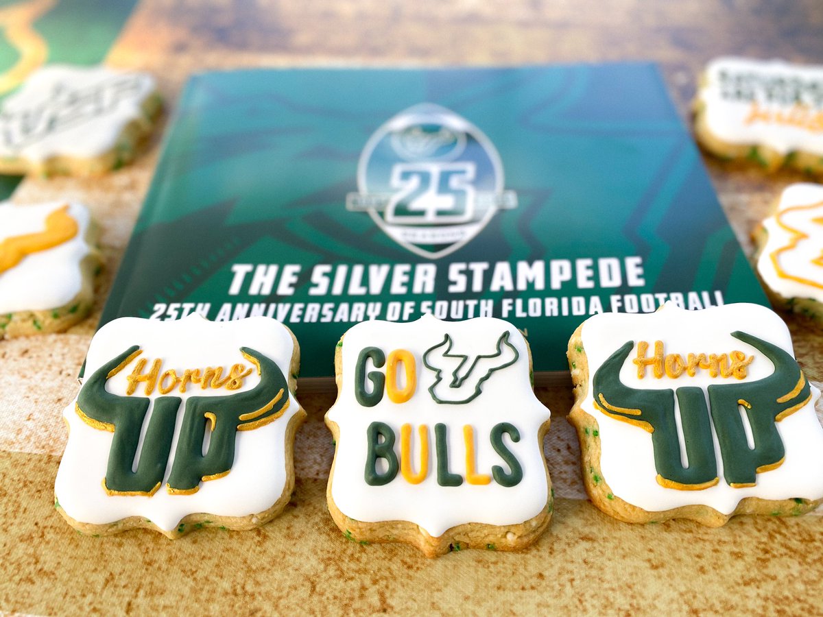 Danikara's tweet photo. Happy to send another @USouthFlorida #customcookie set out the door. Always love adding new designs to the sets! #HornsUp #GoBulls #USF #US2F @USFFootball @USFAthletics @USFalumniAssn @danikarabakery @coach_jeffscott @MKellyUSF https://t.co/1InjeMz2Nd