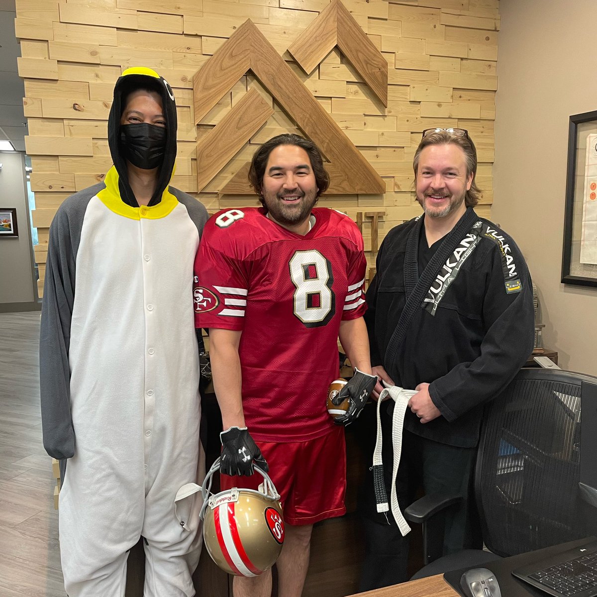 Imagine our clients’ surprise when they met with these guys for their appointments with their lawyer! 🤣 Happy Halloween from Team Summit! 🎃🖤🧡