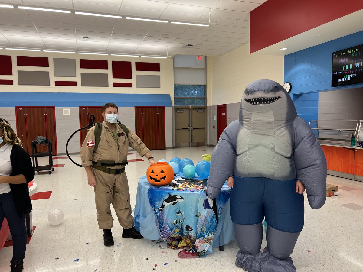 DRCLEVYC's tweet photo. ⁦@crest_5⁩ ⁦@DrKSpells⁩ Daddy Shark and  a Ghost Buster @ JWLA Trick or Treat! https://t.co/1wyQXK8EIL