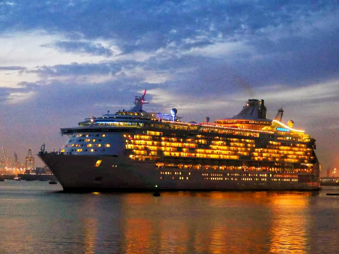 nauticallyspeak's tweet photo. Oh my! Down memory lane @RoyalCaribbean #IndepdenceoftheSeas departing Southampton on 29th October 2016. Doesn't she look good in the setting sun?
#RoyalCaribbean #IndependenceoftheSeas #FreedomClass #Southampton #October2016 #NauticallySpeaking https://t.co/G7viJL5hkS