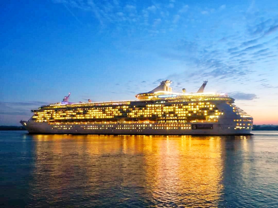 nauticallyspeak's tweet photo. Oh my! Down memory lane @RoyalCaribbean #IndepdenceoftheSeas departing Southampton on 29th October 2016. Doesn't she look good in the setting sun?
#RoyalCaribbean #IndependenceoftheSeas #FreedomClass #Southampton #October2016 #NauticallySpeaking https://t.co/G7viJL5hkS