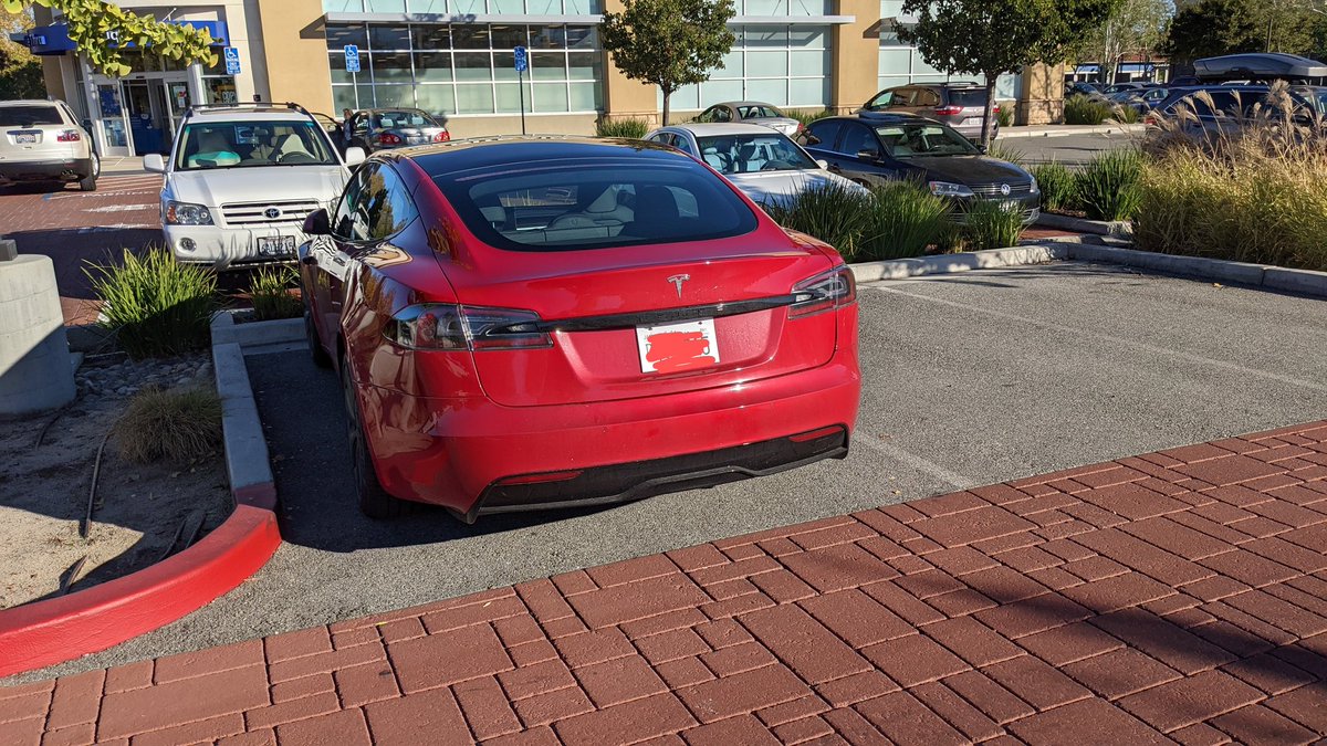 Rahavon's tweet photo. The new #Tesla Model S in Red looks 🔥🔥

Spotted in Cupertino, CA. 👀

@elonmusk, I guess the owner came to see the #AppleCloth 😂

cc: @klwtts

#models #red #california #ev #pretty https://t.co/qh9CdNnGUT