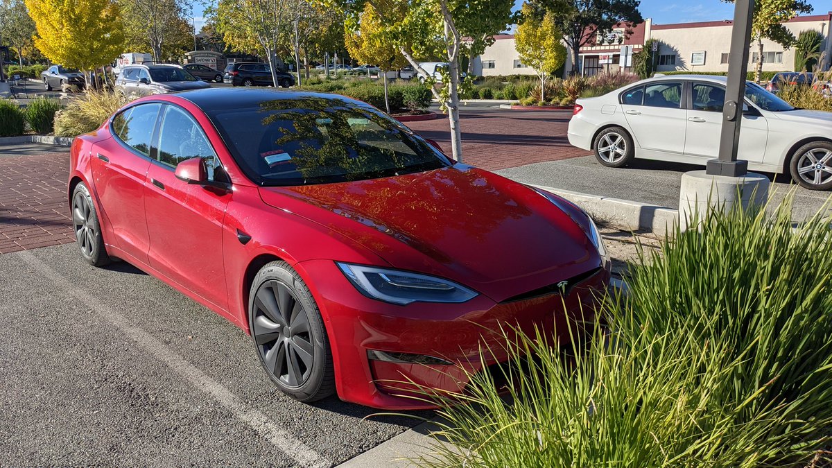 Rahavon's tweet photo. The new #Tesla Model S in Red looks 🔥🔥

Spotted in Cupertino, CA. 👀

@elonmusk, I guess the owner came to see the #AppleCloth 😂

cc: @klwtts

#models #red #california #ev #pretty https://t.co/qh9CdNnGUT