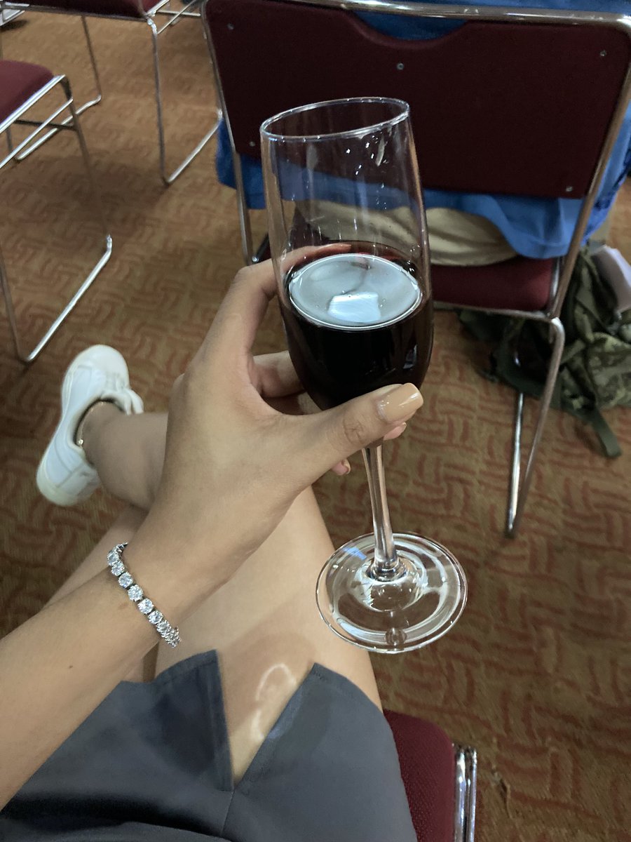 samy_alonso24's tweet photo. Ya es viernes oigan 🍷 https://t.co/xpIauKn3Iu