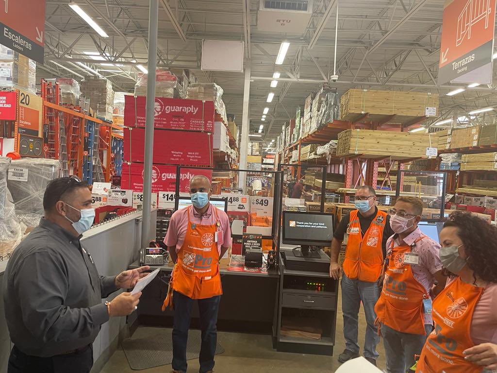 JorgeL8a's tweet photo. Congratulations for the recognition to our Prodesk supervisor from 6411 Ponce store Nahaima and Pedro, Eric and the whole team for creating strong relationships and exceed our Pro customers expectations!!!! Also to Awilda the SM for support Pro 100%!!! https://t.co/5evbDtpMdq
