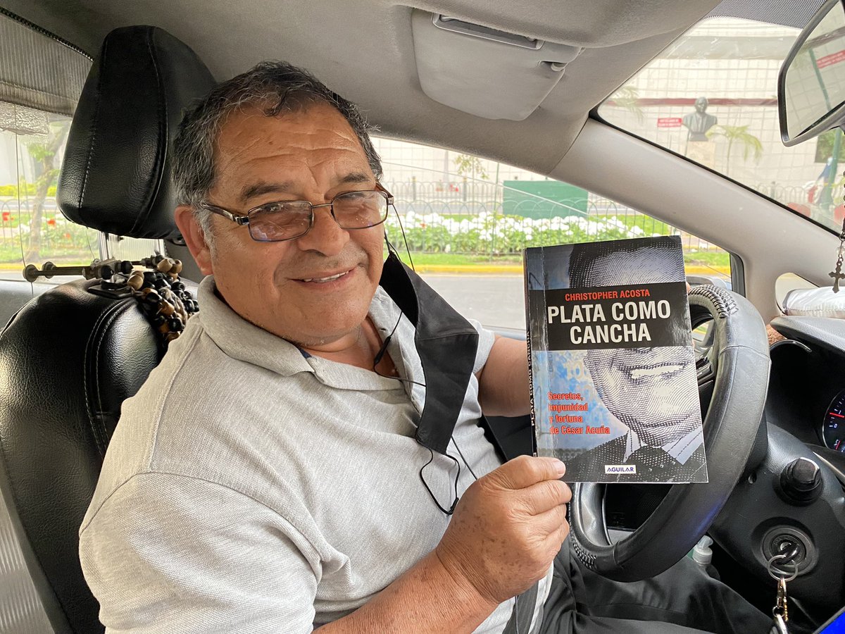TrujiYo's tweet photo. -¡Estoy leyendo su libro!.- me dice de pronto el taxista que me ha trasladado por la tarde.

-¿Me lo firma?
-¡Por supuesto!, respondo, contento. 

Entonces me saca una copia pirata…. ¿Qué hacer? ¡Cómo negarme!

Gracias por leer #PlataComoCancha en los semáforos, Juan! https://t.co/2cDwJWp9ws