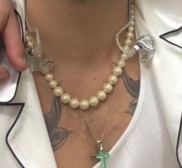 brenlaburando's tweet photo. harry styles has such a nice sense of fashion, everything on him always looks perfect, from his necklaces to his nails https://t.co/vSKS6U9Wvt