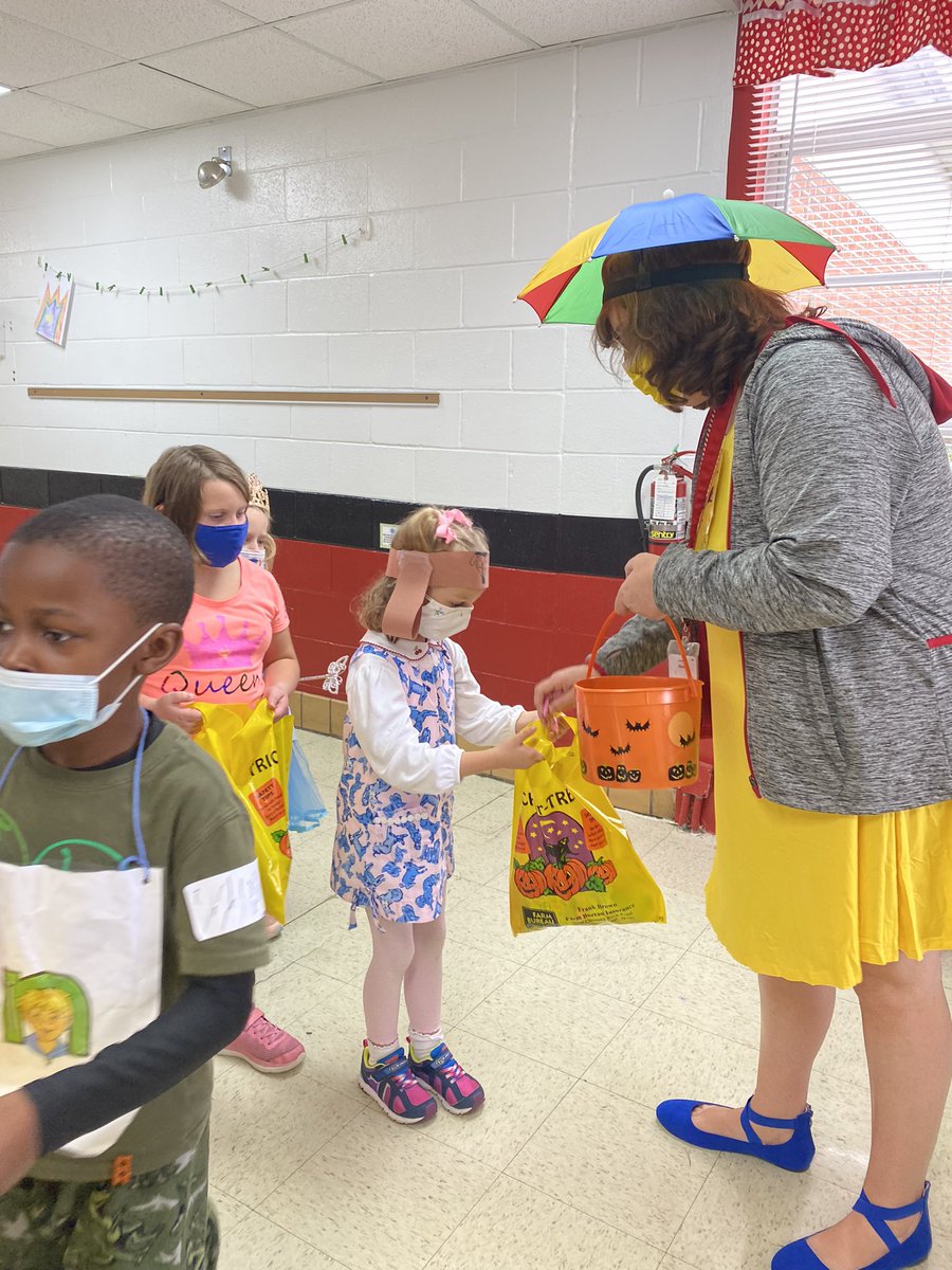 dcwmains's tweet photo. We had fun trick or treating around the school while showing off our Letterlanders! https://t.co/PWS8xhQzLM