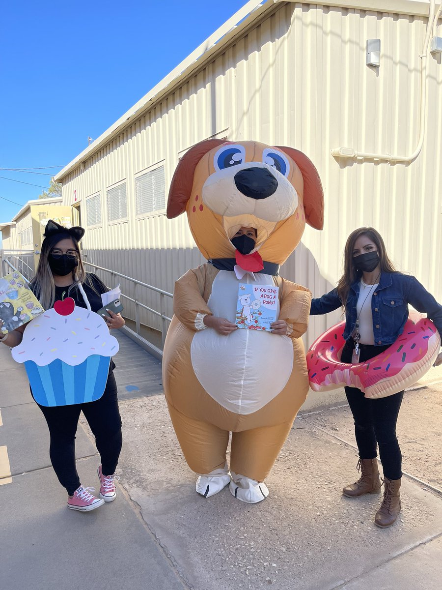 AGuerrero_HHES's tweet photo. What happens if you give a Dog a Donut? πΆπ© Or a Cat a Cupcake? π§ @HHeights_ES @RSeelig_HHES #SecondGradeDpt #OnlyAtTheHive https://t.co/Ub5NwRLfS5