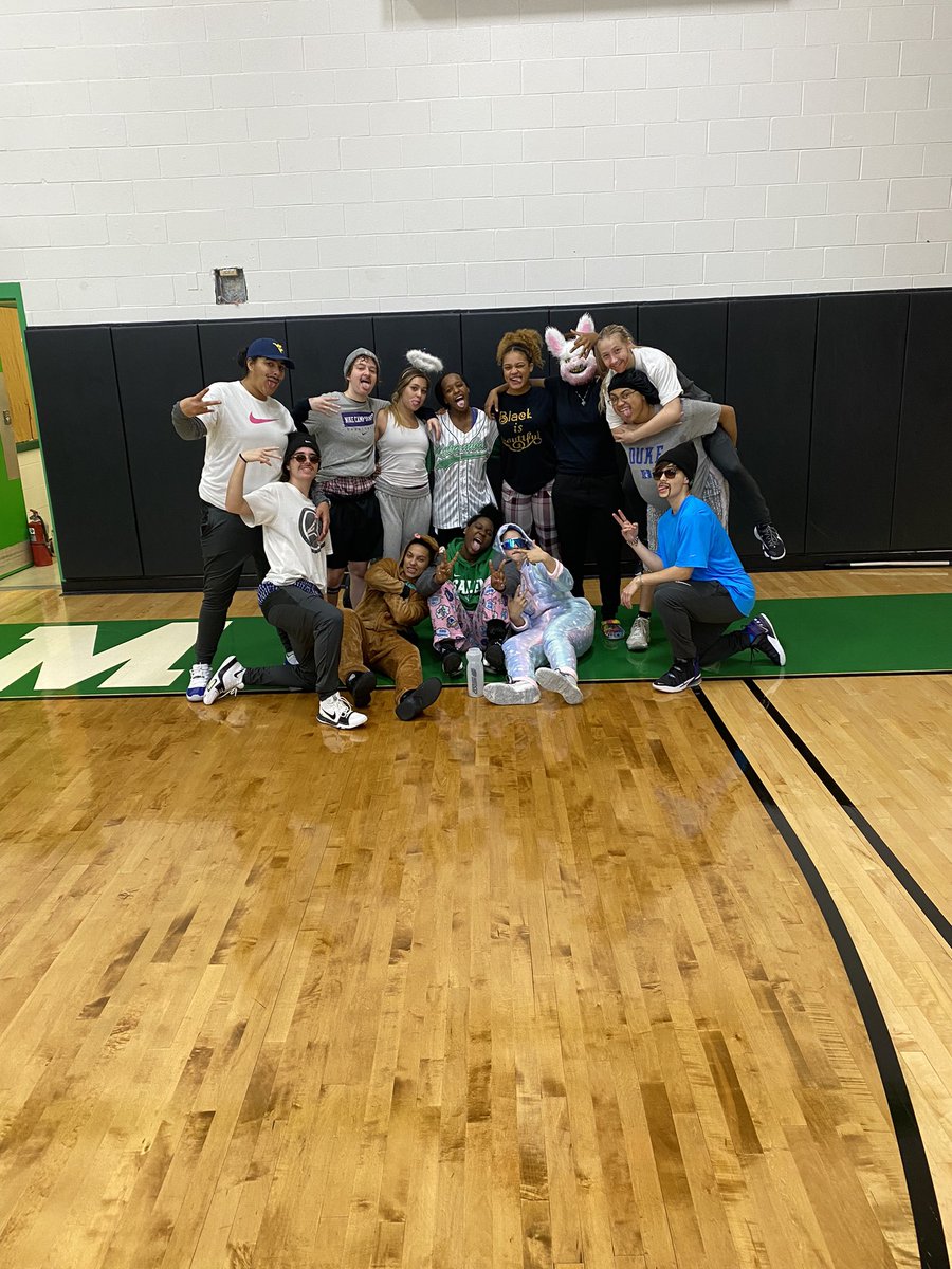 SalemU_WBB's tweet photo. Halloween Costume practice https://t.co/FeB1iUc0AR