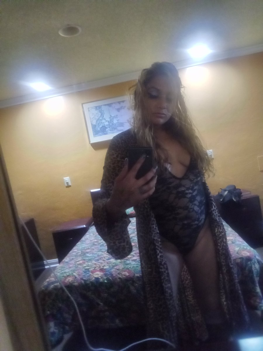 Pro_Findom's tweet photo. Took selfies in my hotel room last night in Pomona. Check out my Only fans for the rest of these selfies and my xxx pics and videos. #FinDom https://t.co/Ic3HUYrMED https://t.co/BjYcnGAmXV