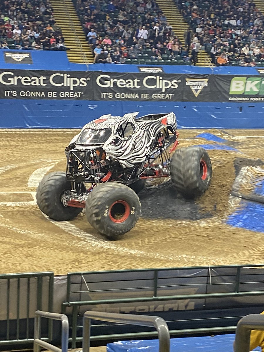 BrentCenters's tweet photo. Such a fun night at Monster Jam - The girl’s eyes are wide open 😳 SO FUN!! https://t.co/bfzRLPEPRE