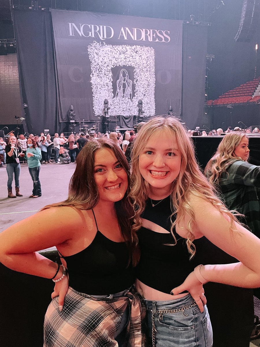 _katiesueclark's tweet photo. The BEST first concert a girl could ask for 🤍 I even got to touch @dansmyers hand🤯 #DanAndShay #goodthings #Concert https://t.co/CGR9c735zy