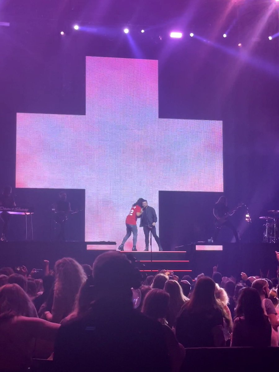 _katiesueclark's tweet photo. The BEST first concert a girl could ask for 🤍 I even got to touch @dansmyers hand🤯 #DanAndShay #goodthings #Concert https://t.co/CGR9c735zy