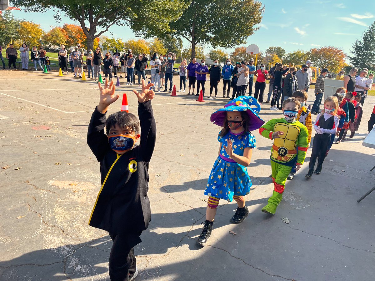 Chapmancats's tweet photo. Halloween is always fun at Chapman! Be safe this weekend! #itsagreatdaytobeacat #chapmanproud https://t.co/K2wwohrDMX