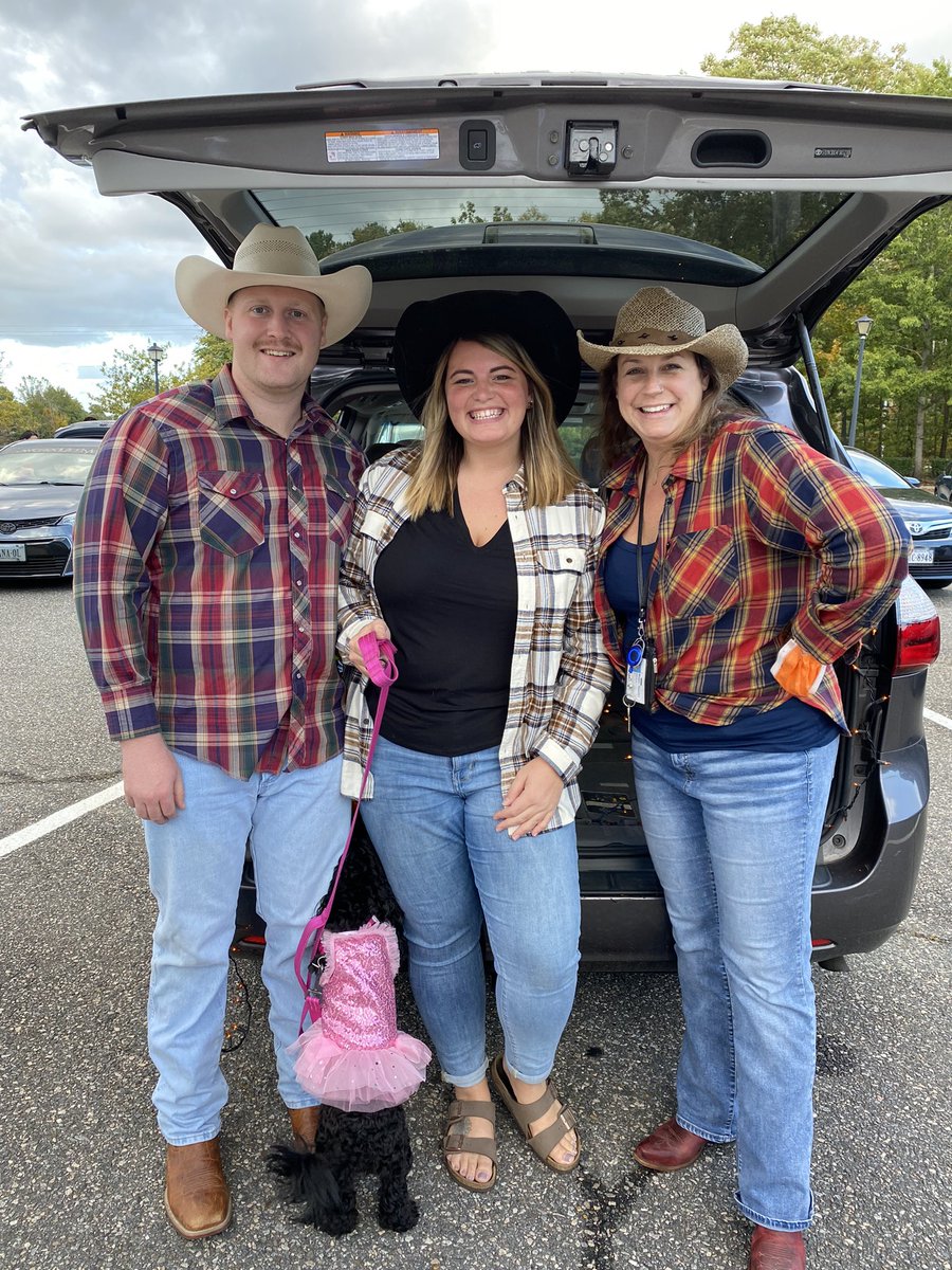 Sunsetzzz15's tweet photo. Colts having fun at Trunk or Treat! Thank you PTA and staff! @cfescolts @RobynBacker https://t.co/XXp3B0DuWT