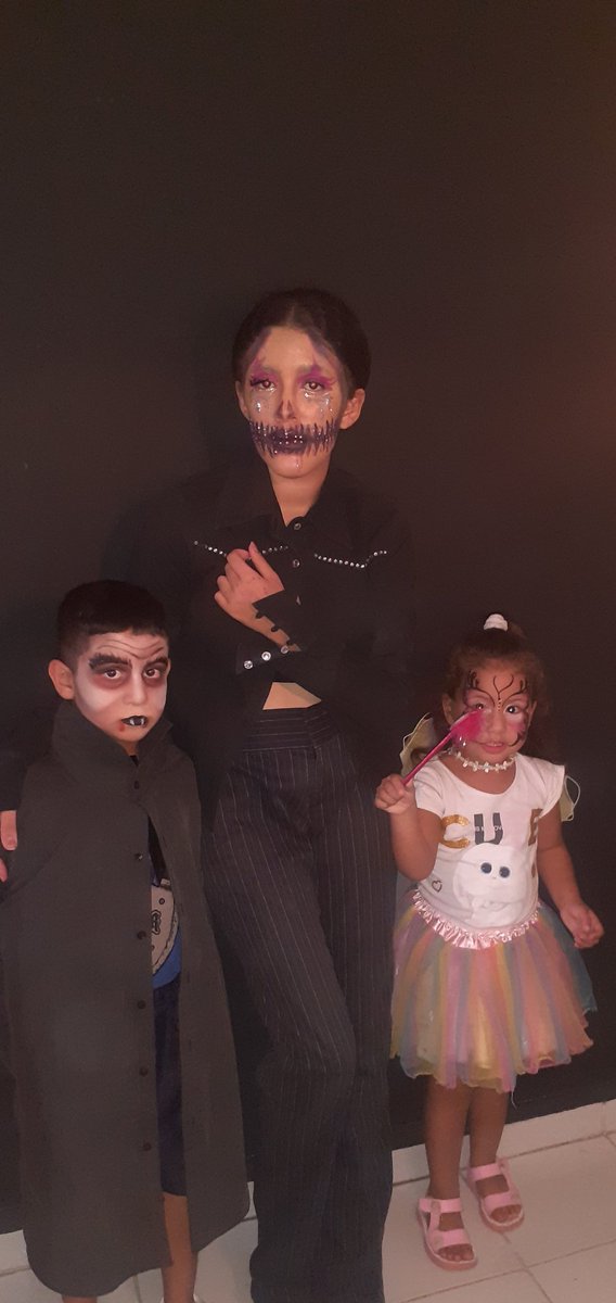 _laurenfuentes's tweet photo. Mi primera vez maquillando a niños para Halloween 🎃🎃🎃 https://t.co/18lHLnPzKx