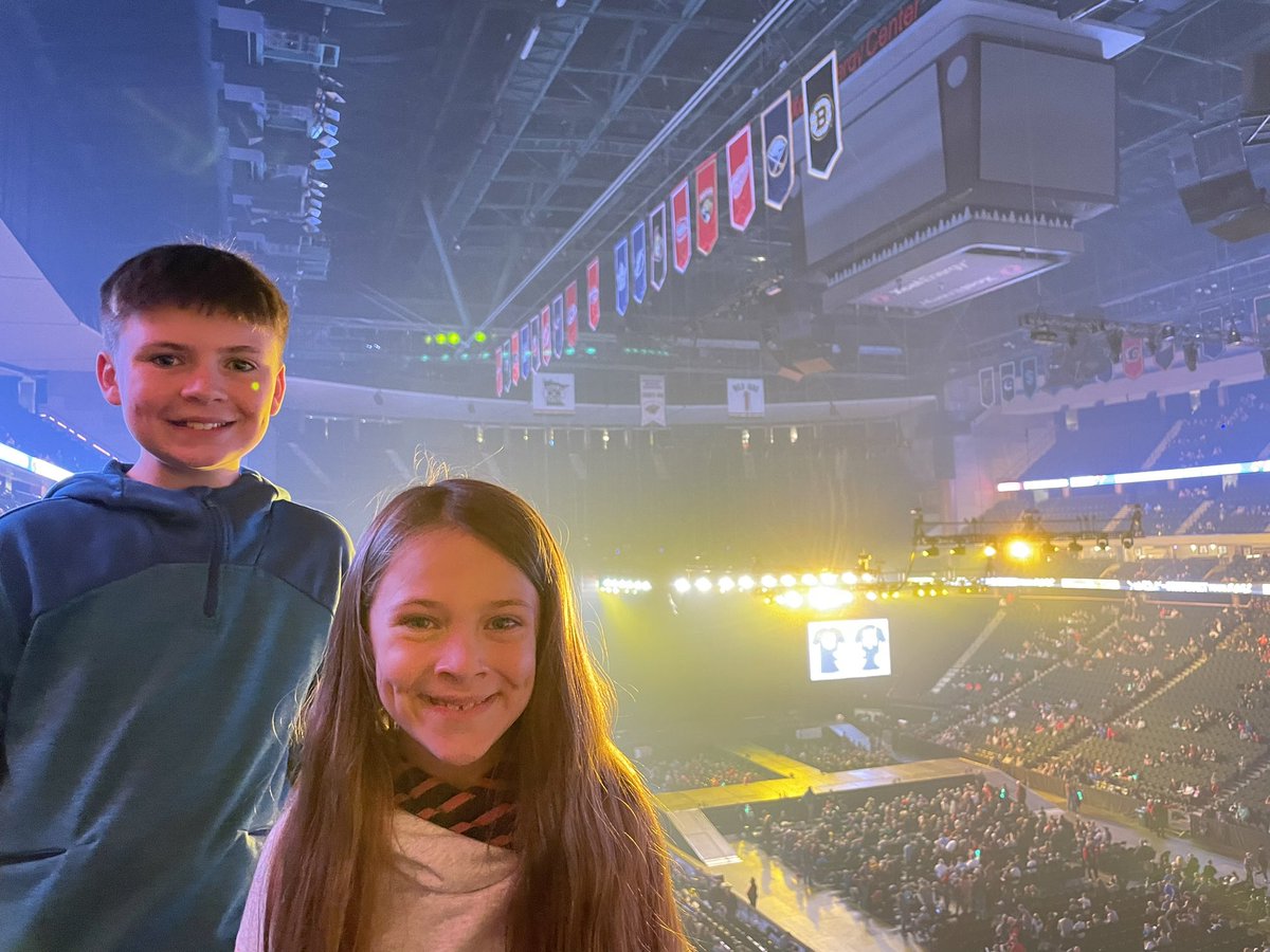 333Stacey's tweet photo. Ready for the show! @XcelEnergyMN @DudePerfect 
#DudePerfectTour https://t.co/DMdwIwOKlo