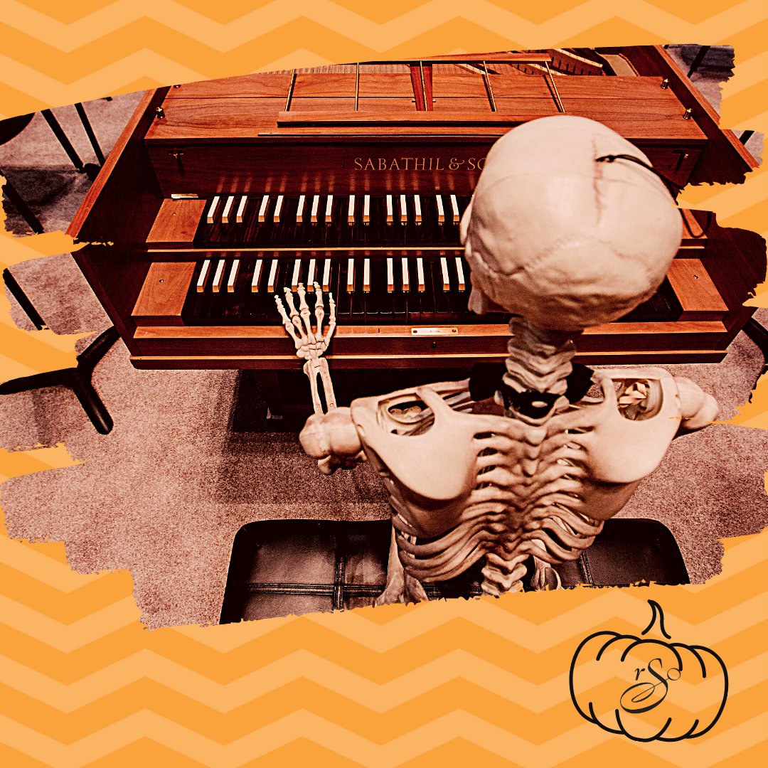 ReginaSymphony's tweet photo. HAPPY HALLOWEEN! 🎃   Our stage is dark this weekend which seems like a fitting mood for this haunted time of year.  Our Concertmaster Christian had a scary visitor with an amazing RSO balloon from Balloon Bar and  Maestro Gerrard shared the keys with special guest Mr Skeleton. https://t.co/tUi47ytPrZ