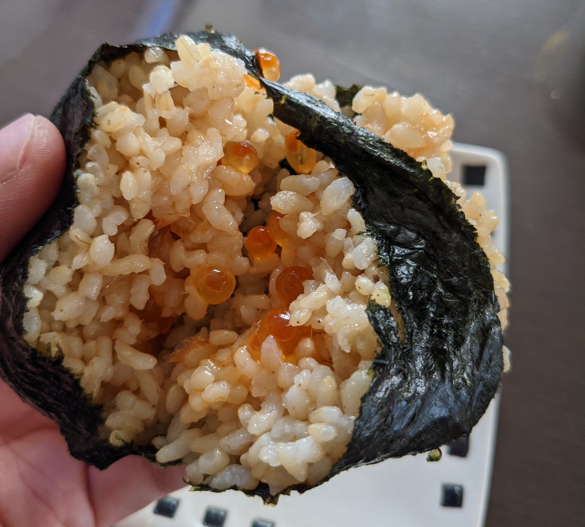 dt_komeshin's tweet photo. ダイエット中に食べた玄米おむすび紹介

[いくら]
釧之助さん(@FnM4vpVrPUX0YbH)のを贅沢に使っています✨
今後値上がりするかもなので今のうちに是非!!🤣

[こんぶ]
釧路産昆布を細切りにして混ぜています(珍しい👀)昆布の味が足りない気がして専務に検討依頼しましたw

いくら 200円
こんぶ 130円 https://t.co/g16mGpbMeg