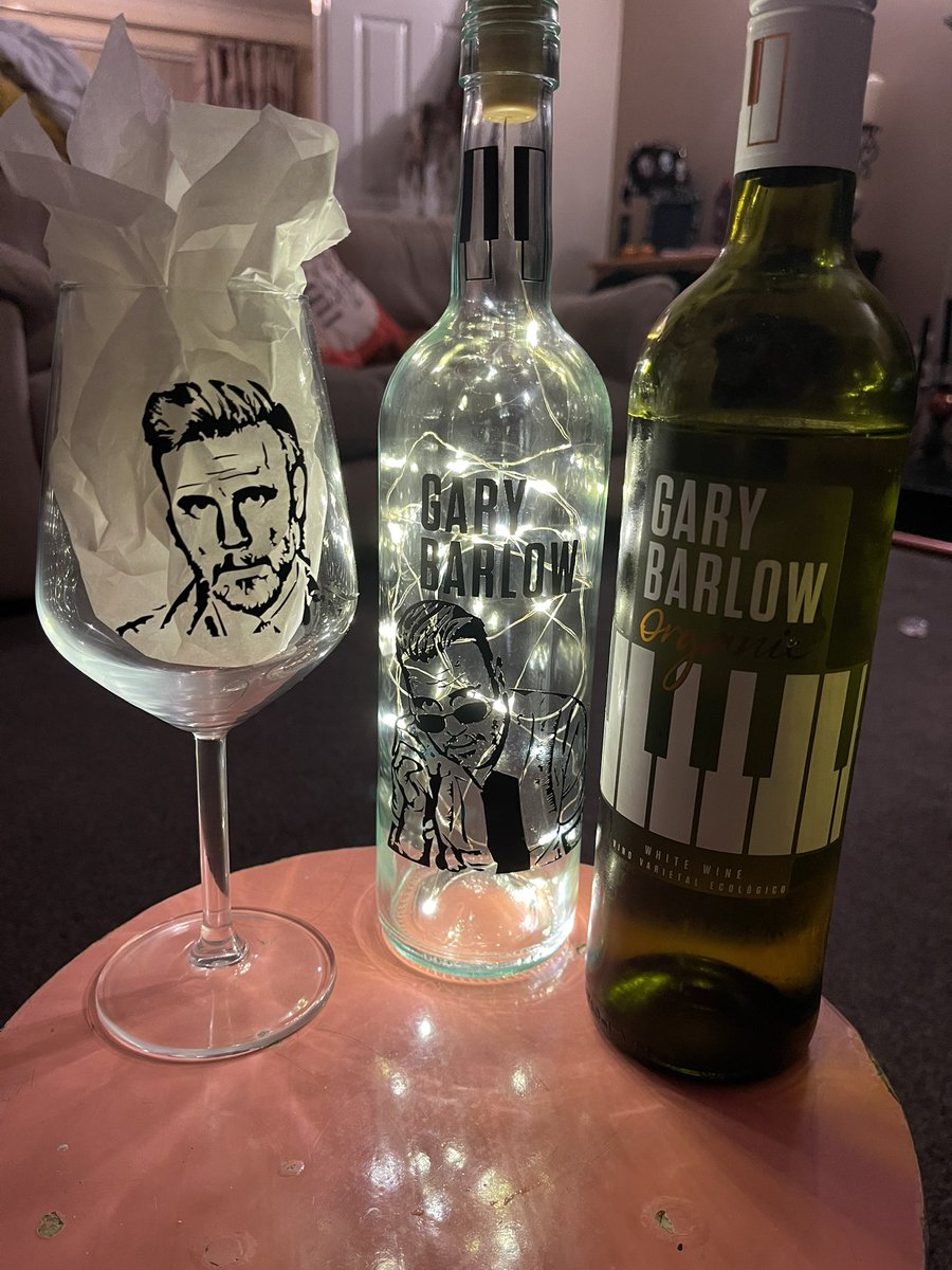 lisathomas1981's tweet photo. @GaryBarlow  come to see my friend @lisa_bellamy  for a drink and this is what I’m presented with 😍 https://t.co/MKMhzRzhEe