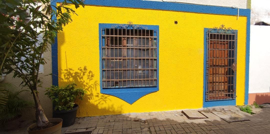 apuertocabello's tweet photo. #VamosConTodo Gracias a la gestión de nuestro Gobernador @rafaellacava10 y Alcalde @JCbetancourt72 #Avanzan los trabajos de pintura de fachadas en la Calle Lanceros #VisperaDecembrina #NadieSeRinde https://t.co/Xyg6fhHQ13