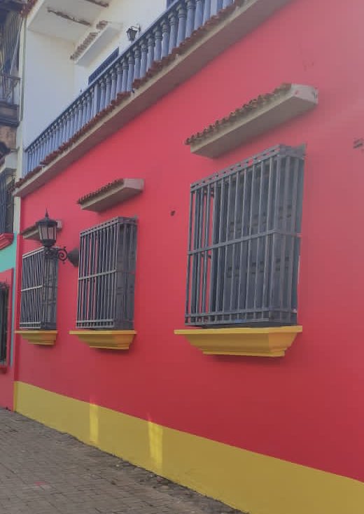 apuertocabello's tweet photo. #VamosConTodo Gracias a la gestión de nuestro Gobernador @rafaellacava10 y Alcalde @JCbetancourt72 #Avanzan los trabajos de pintura de fachadas en la Calle Lanceros #VisperaDecembrina #NadieSeRinde https://t.co/Xyg6fhHQ13