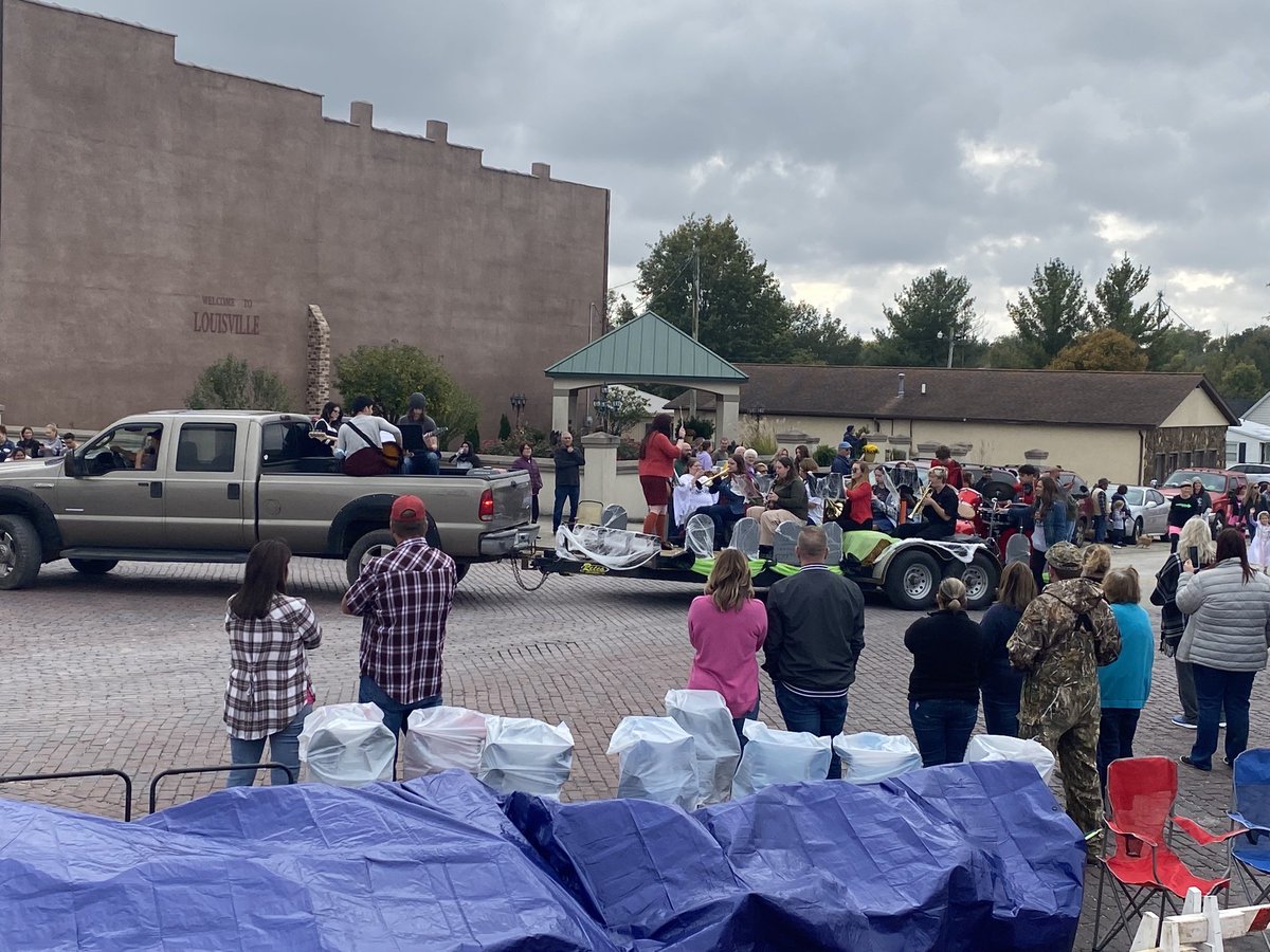 twyatt2200's tweet photo. @KeithPrice_NCHS &amp; @JhNcelem Band starting off the Kiddie Parade #NCFun https://t.co/HIc0aDJNoF