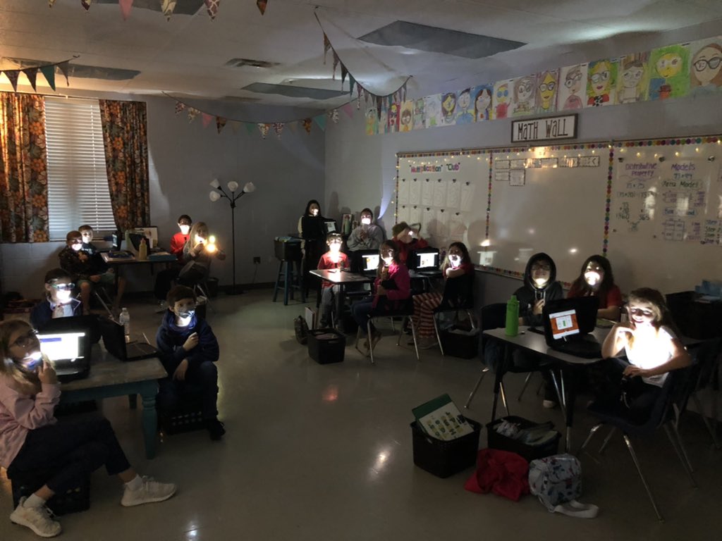 MrsPinckley's tweet photo. Flashlight Friday🔦 @LewisburgSchool  #TeamDCS #LISPatriots https://t.co/TPh8RSfQff